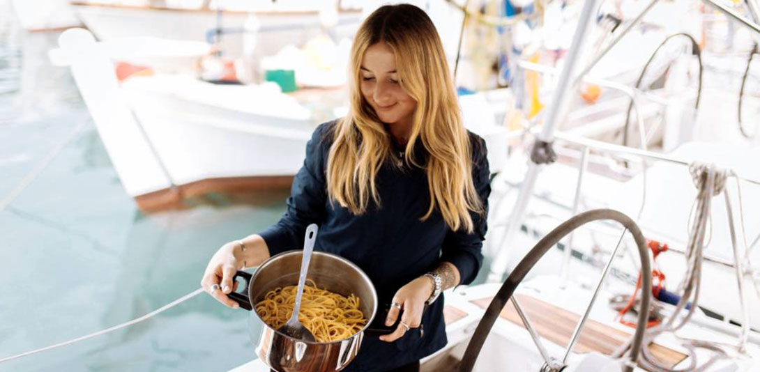 kochen auf dem boot während des segelurlaubs
