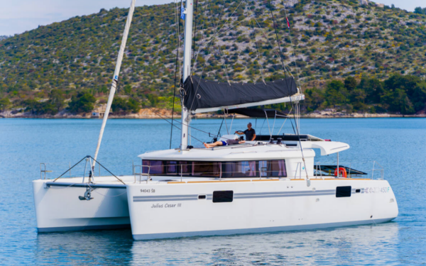 Lagoon 450 F, Julius Cesar III
